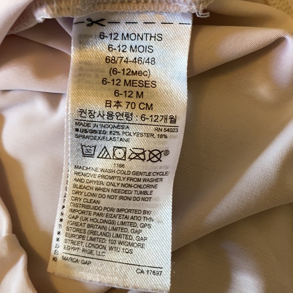 GAP rash guard and swim trunks - Picture 7 of 7